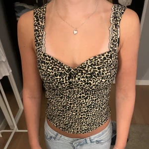 Leopardmönstrad croppad topp - Säljer en leopard topp köpt i London. Den är i storlek XXS men passar även XS. Skriv för fler frågor och funderingar.