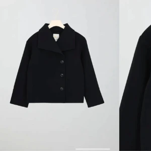 Marinblå kappa  - Superfin marinblå kappa, väldigt bra skick och är perfekt nu till hösten. Storlek 158/164 så skulle säga som xs. Skriv för egna bilder💕