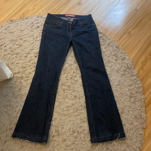 Mörkblåa jeans - Jätte snygga mörkblåa jeans. Låg midja och bootcut med snygga detaljfickor. Från något märke som heter curvalicious men jag har köpt dessa på Vinted. Använd fåtal gånger. Står ingen storlek men skulle säga att de är i storlek 36-38. Passar bra i längden för mig som är ca 165 cm. Skriv gärna vid frågor. Kan tänkas att byta dessa mot ett par andra jeans i storlek 36.
