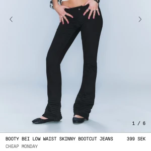 Svarta bootcut jeans Cheap Monday - Snygga svarta jeans från Cheap Monday med låg midja och bootcut-ben. Modellen är skinny upptill och släpper ut vid vaden för en klassisk bootcut-look. Jeansen är i stretchigt bomullsmaterial och har en stilren, enkel design utan extra detaljer.