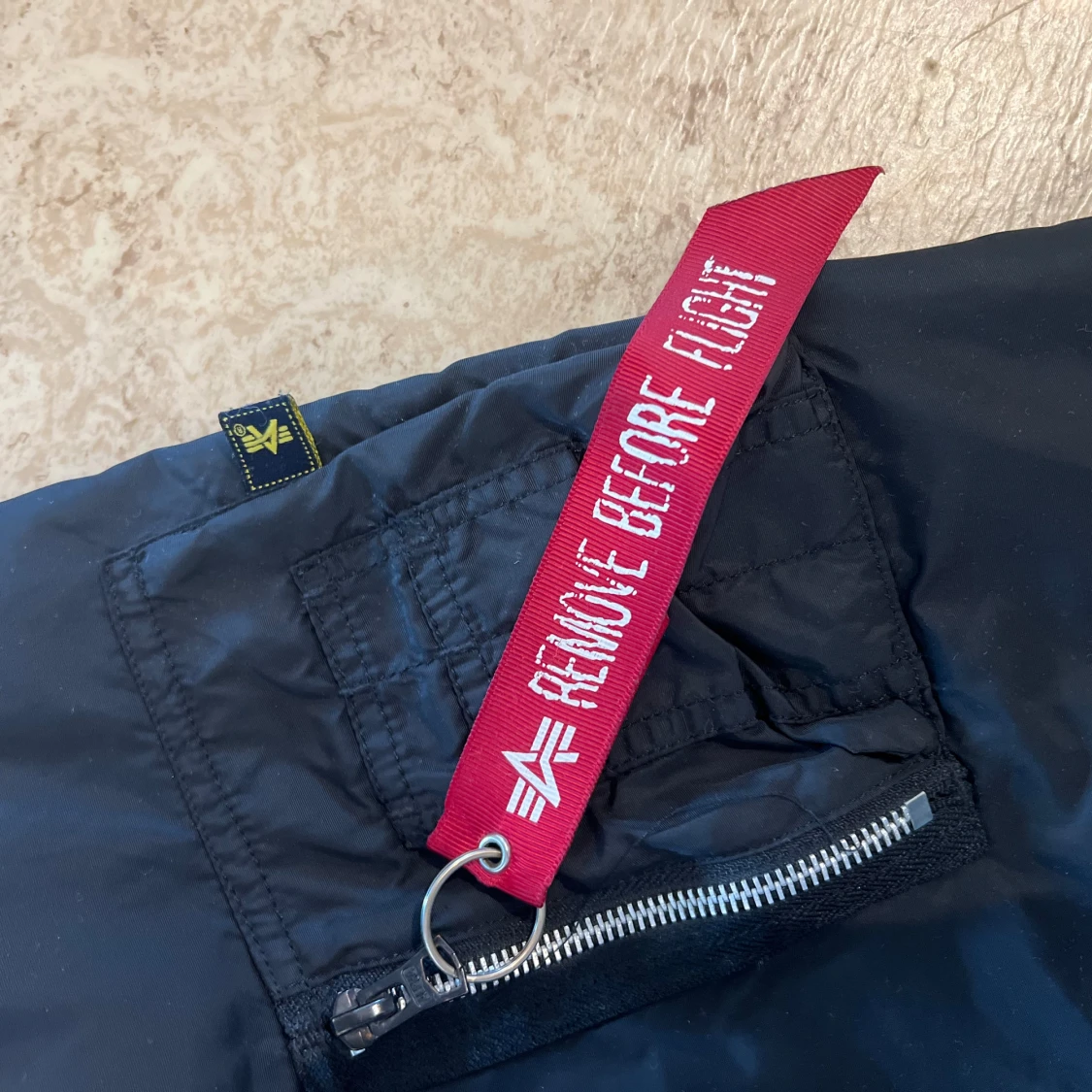 Svart bomberjacka från Alpha Industries - 1