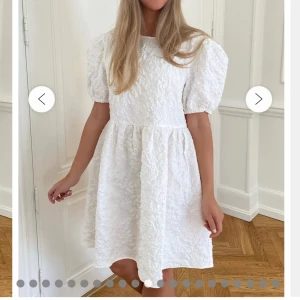 Vit kort klänning från By IC - Supersöt vit klänning med puffiga korta ärmar och strukturerat tyg från By IC. Aldrig använt, tänkte använda den på studenten men det var för kallt!💕