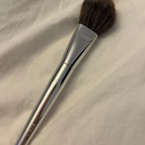 CAIA PADDLE POWDER BRUSH F04 - Säljer powder & bronzer borste från Caia storlek F04, säljer fler Caia borstar i en annan annons ifall man skulle vilja ha fler💞 