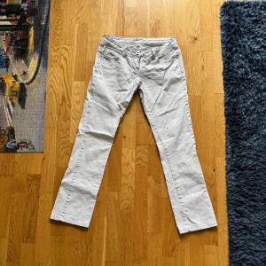 Ljusgrå jeans - Jeans som jag köpte här på Vinted. Tyvärr passade de inte mig så därför säljer jag dem. Superfina detaljer på fickorna! Står ingen storlek i dem men skulle tro att de passar xxs/xs I vissa ljus ser de ljusgråa ut och i vissa ljus vita så är lite osäker på vilken färg de är! 🩷