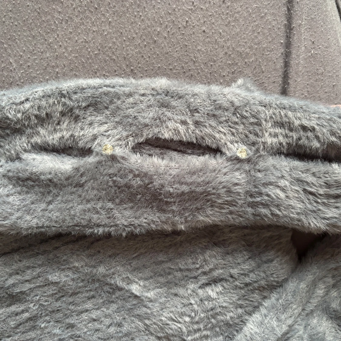 Grå stickad tröja med kristalldetaljer - 1