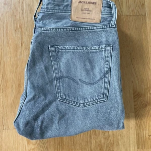 Grå jeans från Jack & Jones - Säljer ett par Jack&Jones jeans i modellen Loose Chris. Storlek W31 L32. De är i bra skick. Hör av dig vid frågor!