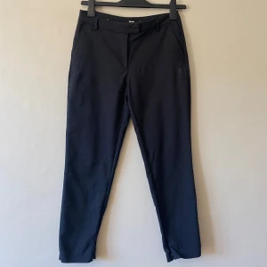 Kostymbyxor - Säljer dessa kostymbyxor i storlek S från BIKBOK i bomull, nylon och elastan.  Kommer från djur- och rökfritt hem. Nytvättade, men har tyvärr fått en grön liten fläck. Går säkert att få bort för den händige. Finns att hämta i centrala Göteborg eller kan skickas via valfri app.    Se gärna andra annonser för samfrakt. 90kr eller prisförslag.