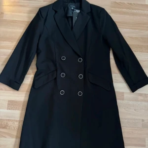 Ny blazer/klänning från NewYorker - Storlek 40, bröst 100cm, längd 90cm, färg svart. Material, se sista bilden.