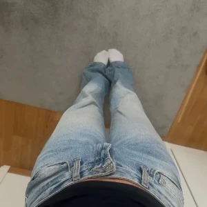 Zara jeans - Raka jeans från Zara. De är i storlek 36 men de har blivit lite större me tiden. De är lite slitna nere i benen men det är inget som syns, skriv för fler bilder eller vid frågor💕