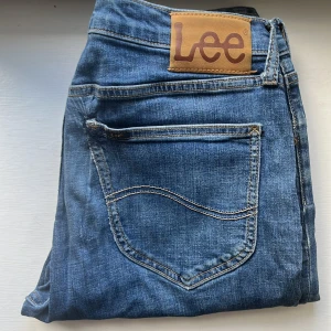 Lee jeans W32 L34 - Säljer mina slimfit Lee jeans i mörkblått! Jeansen är slitna på båda bakfickorna varav mycket lågt pris. Detta kan man fixa själv eller professionellt 👍jeansen är bekväma och i använt skick! | pris går att diskutera, svarar gärna på frågor! | 😊
