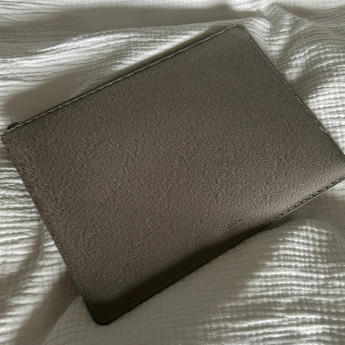 Beige/grå datorfodral från Holdit