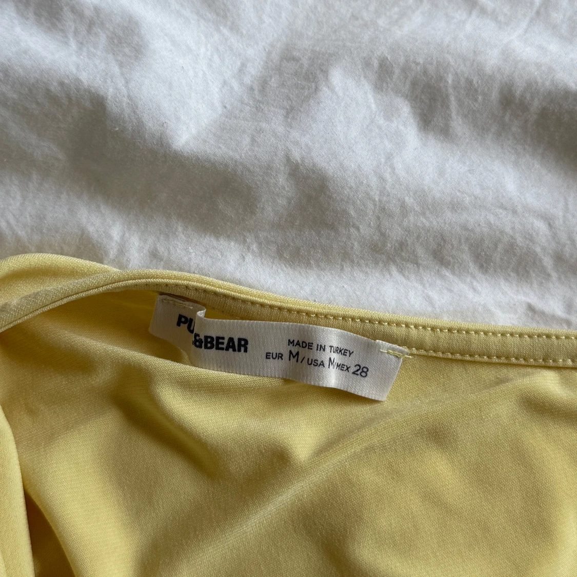 Gul oneshoulder topp från Pull&Bear - 1