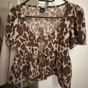 Leopardmönstrad blus från Gina Tricot - Supersöt blus med leopardmönster från Gina Tricot. Endast använd en gång så är som ny💕