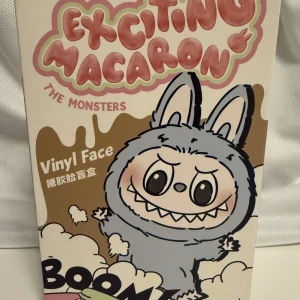 Labubu Exciting Macaron version 1 - ✨ Labubu figur – limited edition samlarobjekt  Superfin och eftertraktad Labubu från The Monsters. Figuren är i toppskick och perfekt både för samlare och dig som bara vill ha en unik och söt inredningsdetalj. 🌟  ✔️ Äkta Labubu ✔️ Mycket fint skick ✔️ Perfekt present eller till din samling  Skickas via PostNord eller möts upp om du bor i närheten.