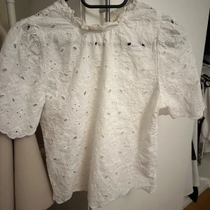 Vit broderad blus med volangkrage - Superfin vit blus, men säljer då jag inte gillar den💕