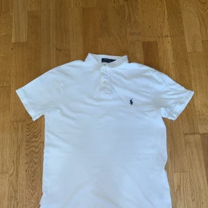 Ralph Lauren Pike - Vit - M - prisförslag - Väldigt fin Ralph Lauren Piké. Tar emot prisförslag och pris kan sänkas mycket vid snabbaffär. Använd 1 gång. 
