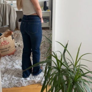 Mörkblå bootcut jeans - Säljer dessa mörkblå bootcut jeans, perfekta till höst och vinter. Har redan andra blå jeans. Bra skick men lite slitna nertill, (se bild)