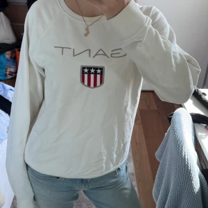 Tjocktröja från Gant  - Säljer en vit tjocktröja från Gant. Passar både killar och tjejer, både jag och min pojkvän har använt den. Superskön att ha nu till hösten