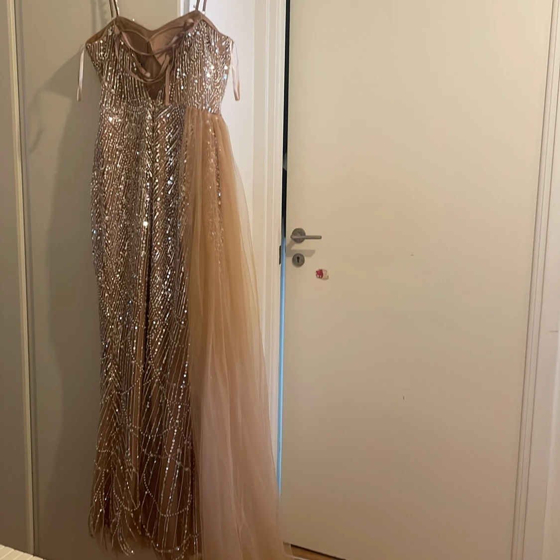 Champagnefärgad långklänning med paljetter - 1