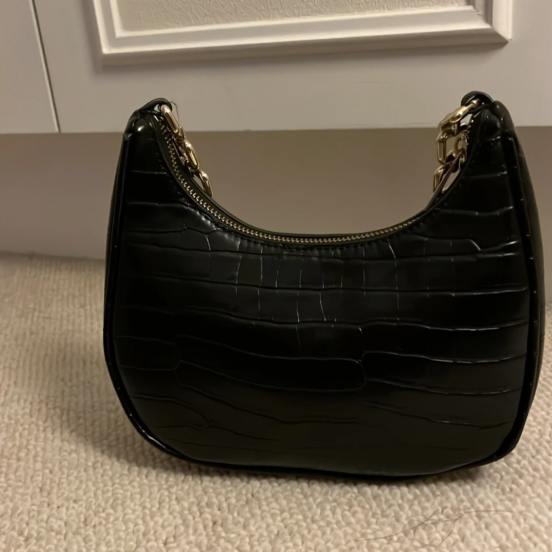 Svart axelväska med kedja - 1