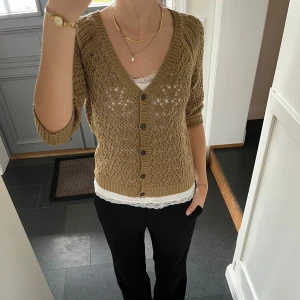 Beige stickad kofta  - Beige trekvartsärmad stickad kofta från Zara i storlek M, skulle säga att den även passar S. Fibt skick. Använd gärna köp nu!