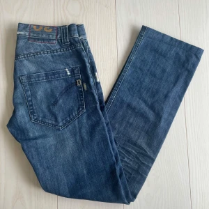 Dondup Jeans - Säljer nu dessa riktigt sköna Dondup jeansen! | Jeansen är i ett bra skick, fabriksgjorda slitningar! | Nypris: 3500 ungefär. | Skriv vid funderingar. | Pris kan diskuteras. 