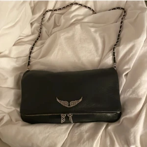 Svart axelväska Zadig & Voltaire - Snygg svart axelväska i skinn från Zadig & Voltaire med silverfärgad kedjerem som tyvärr inte kommer till användning💓