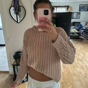 Beige stickad tröja från Mango - Supermysig gammel rosa stickad tröja från Mango med breda ribbade partier och flätstickade detaljer på ärmarna. Tröjan har en relaxed fit och är lite croppad, perfekt till höst och vinter. Rund halsringning och långa ärmar. Skaver inte!