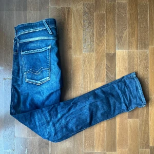 Replay anbass slim fit - Säljer dessa replay jeans då jag tröttnat. Storlek 31/34 och sitter true to size. Hör av er vid frågor eller funderingar.