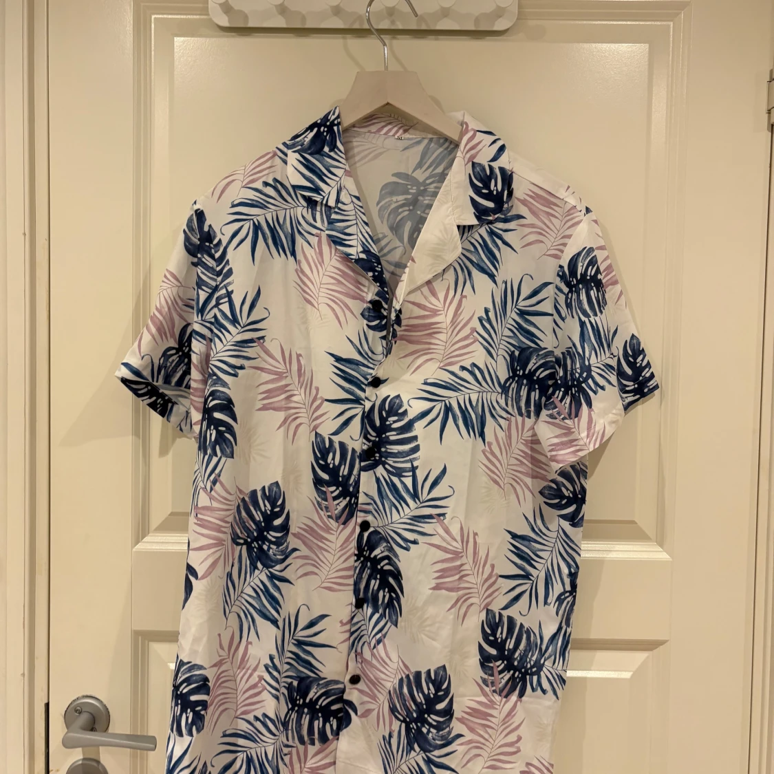 Vit kortärmad skjorta med shorts