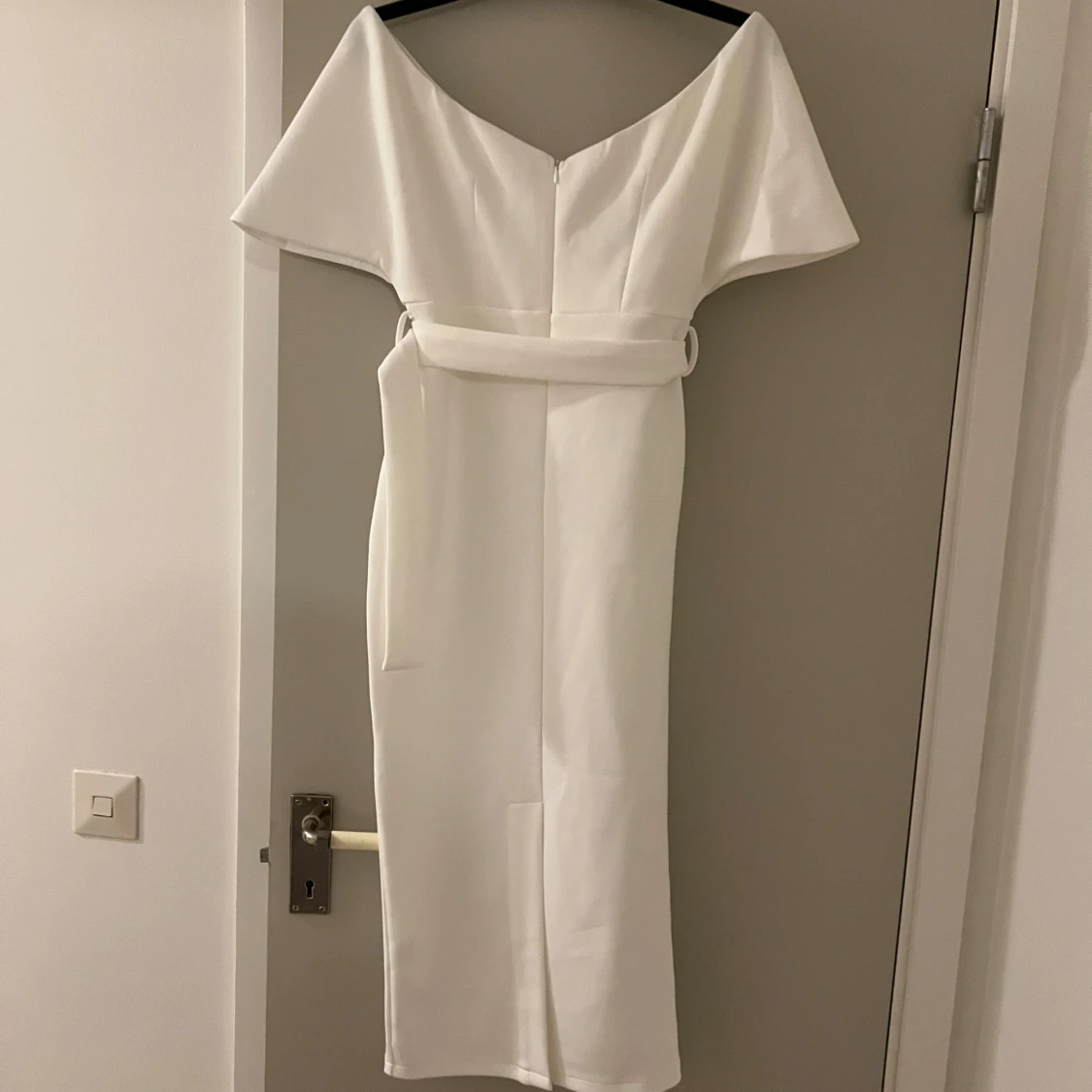 Vit offshoulder långklänning med bälte - 1