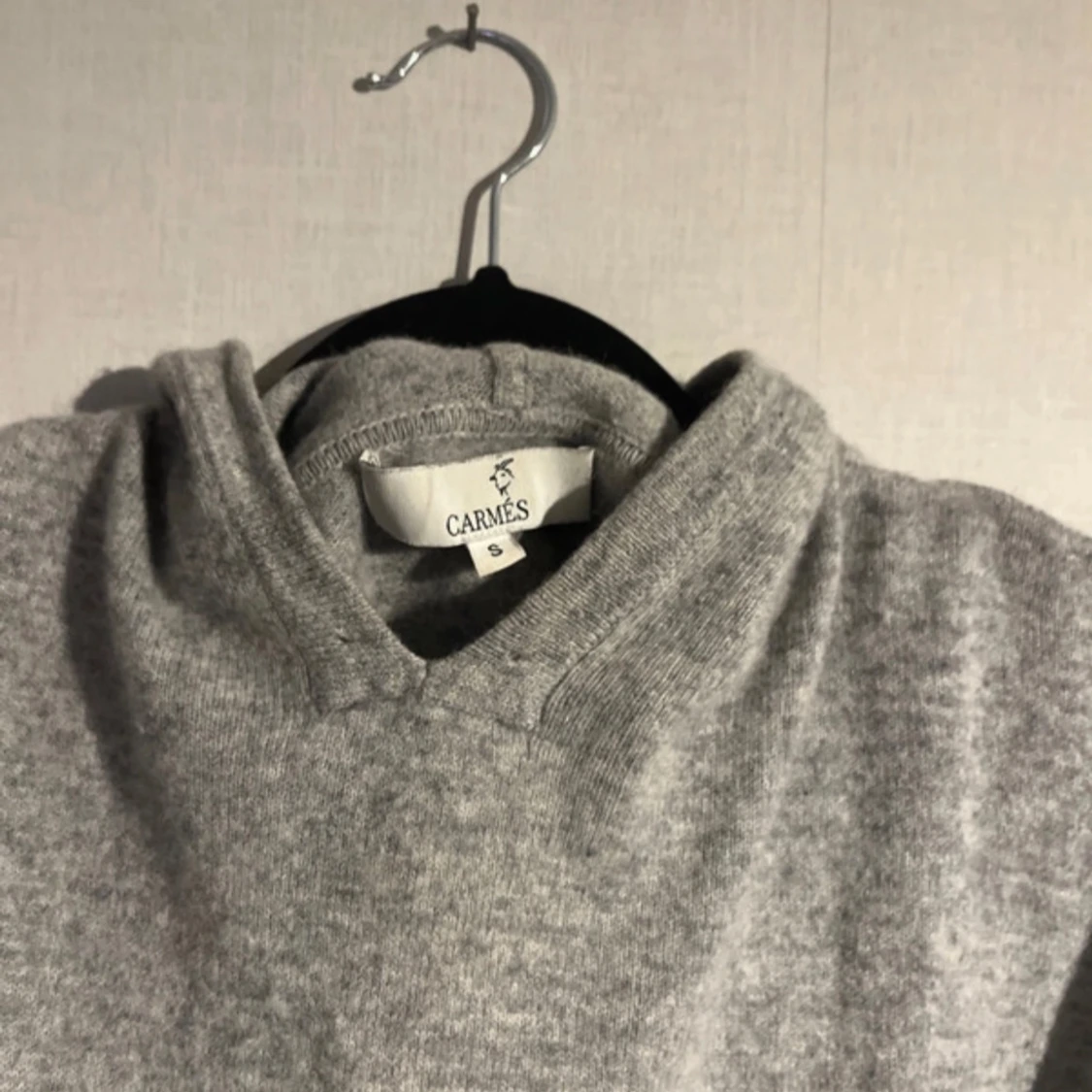 Grå hoodie i kashmir från Carmés - 1