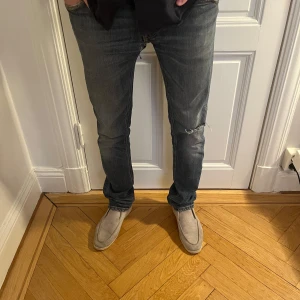 Nudie jeans  - Säljer dessa jeans från nudie i modellen ”grim trim”. Nypris 1800 säljer för endast 299kr. Jeansen är i använt skick och har några lagningar men inget som syns vid användning. Hör av er vid flera frågor!