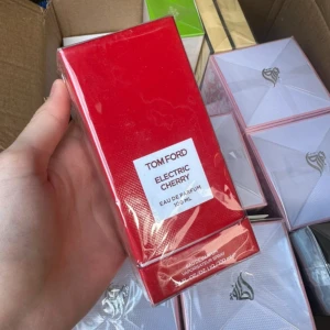 Tom Ford Electric Cherry parfym 100ml - Tom Ford Electric Cherry Eau de Parfum i en snygg röd förpackning på 100 ml. Parfymen har en modern och lyxig känsla, perfekt för dig som gillar fruktiga och djärva dofter. Kommer i en stilren, rektangulär kartong med vit etikett.
