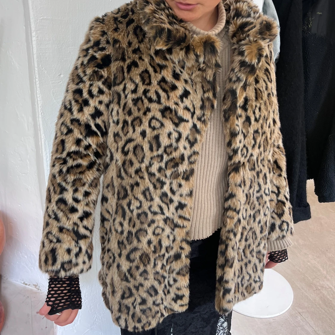 Leopardmönstrad pälsjacka i beige - 1