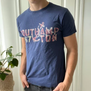 Polo Ralph Lauren t shirt  - Skön t shirt. Liten defekt på tröjan som ni ser, märks dock inte riktigt, har ej provat ta bort den. Ni får tröjan biligt om ni köper paket. Modellen bär M och är 180,75 kg. Passar honom bra! 