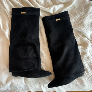 Foldover boots - Från lululia, jättebra skick och inte använts mer en 5 gånger. Råkat slita upp tyget lite på ena hälen, men skulle säga att det inte är märkbart när man har på sig dem!🧡🧡 nypris 600