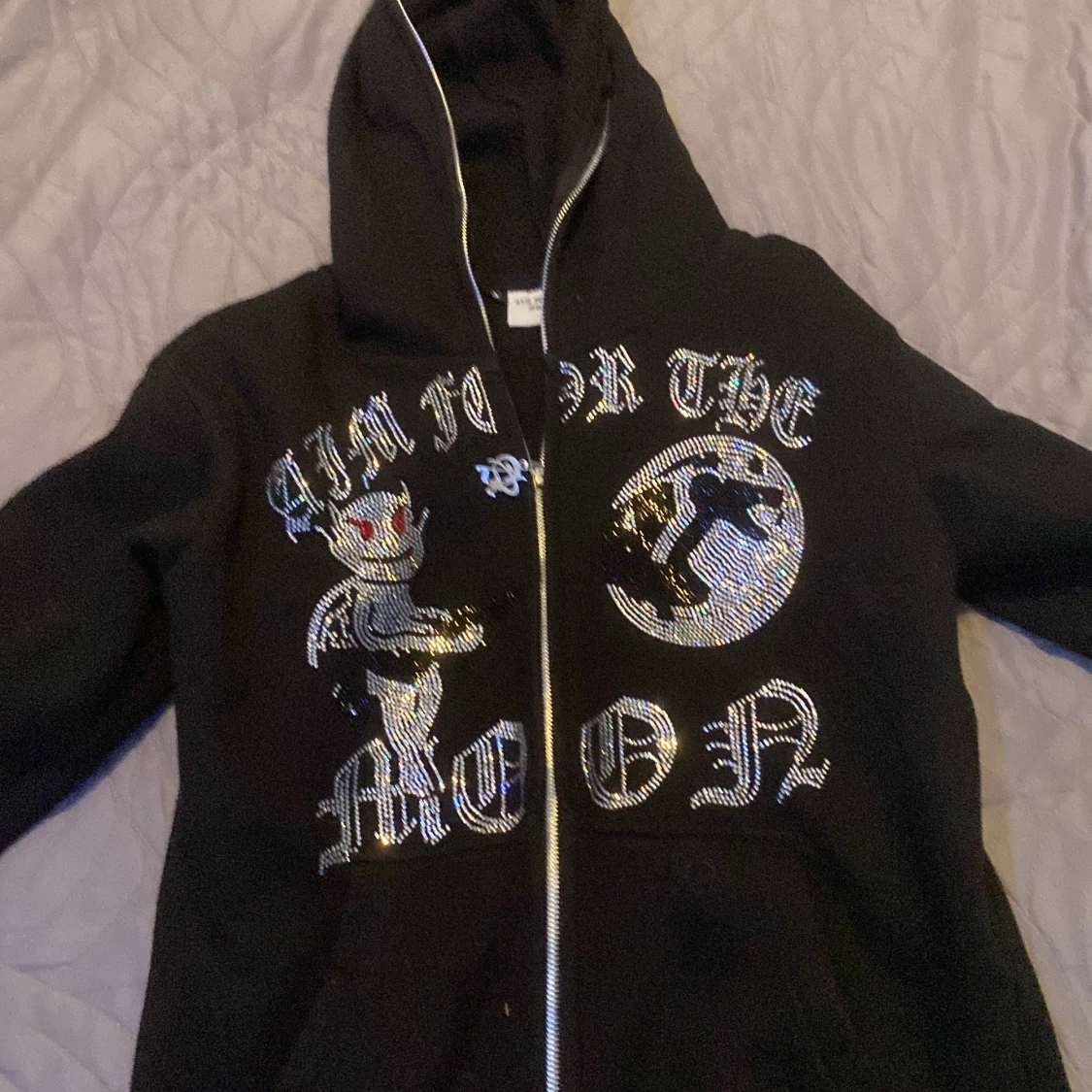 Svart hoodie med glittrig text