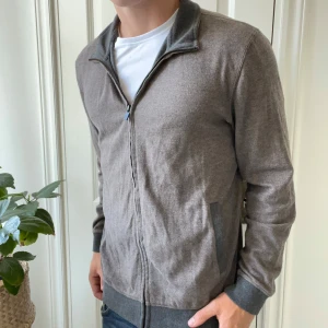 Massimo Dutti cardigan / full zip - Storlek L. Modellen är 180,75 kg. Kom med frågor! Kolla modellen i sista bild och vidare detaljer. 