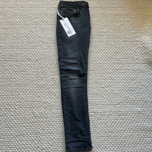Dondup george - Snygga svarta dondup jeans med skinny passform och klassisk femficksdesign. Jeansen har en svart tvätt och är tillverkade i stretchigt jeansmaterial som sitter tajt och bekvämt. Perfekta för dig som gillar en stilren och modern look.