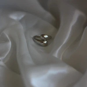 Ring - Snygg silverfärgad ring i rostfritt stål. Ringen är justerbar och passar därför alla. Jag har flera ringar i lager. Vid köp/frågor så skriv till mig!☺️ kolla gärna in min sida för fler fina smycken🫶🏻 priset är fast 99kr. 