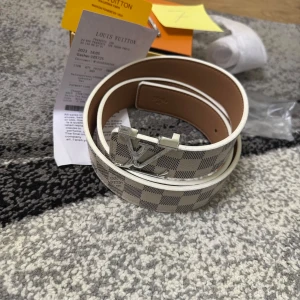 Vit L V bälte  - Helt ny 