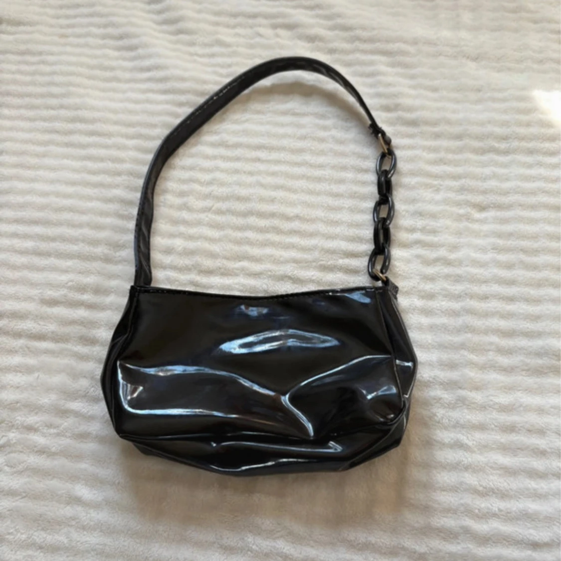 Svart axelväska i glansigt skinn - 1