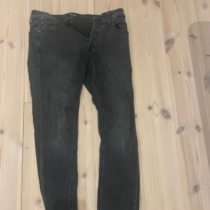 Jack and Jones jeans - Säljer ett par Jack and Jones jeans då dem är för små
