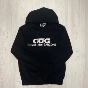 CDG Comme Des Garcons hoodie - Tja säljer nu en CDG hoodie i storlek S för endast 999kr! Pris är ej hugget i sten, hör av er i dm vid funderingar 🙌