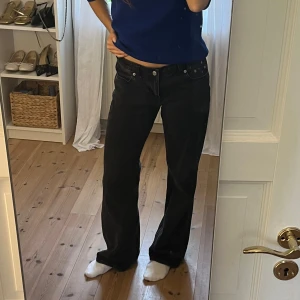 Svarta low rise jeans NA-KD, stl 36 - Använda men i gott skick, nypris 699kr