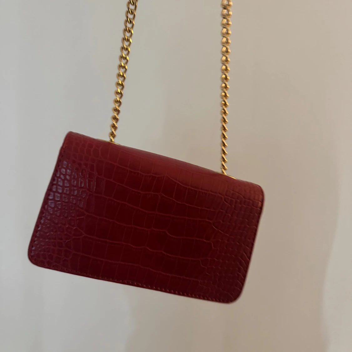 Röd axelväska med kedja - 2