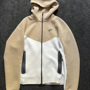 Beige vit Nike tech - Beige/vit Nike tech flecce                       Storlek  S.                                                    Skick 10/10.                                             Kom privat vid frågor å funderingar 😊