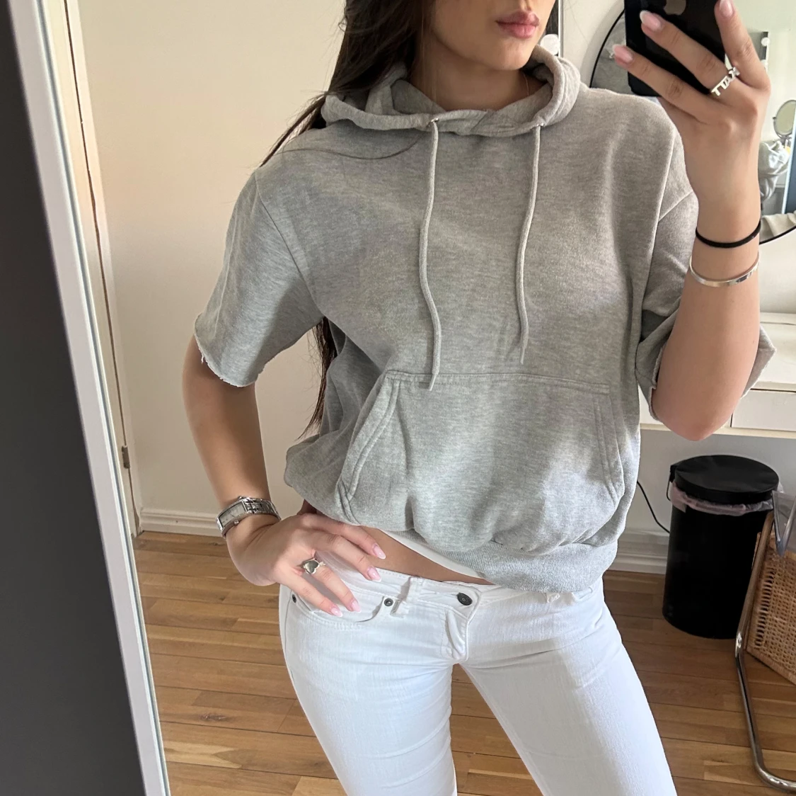 Grå croppad hoodie med kort ärm