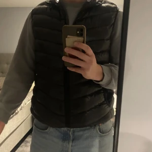 Glansig semitjock väst - tjock väst glansig väst med exklusiv touch, passar bra utanpå en fleece eller tröja. Skriv vid frågor eller fler bilder